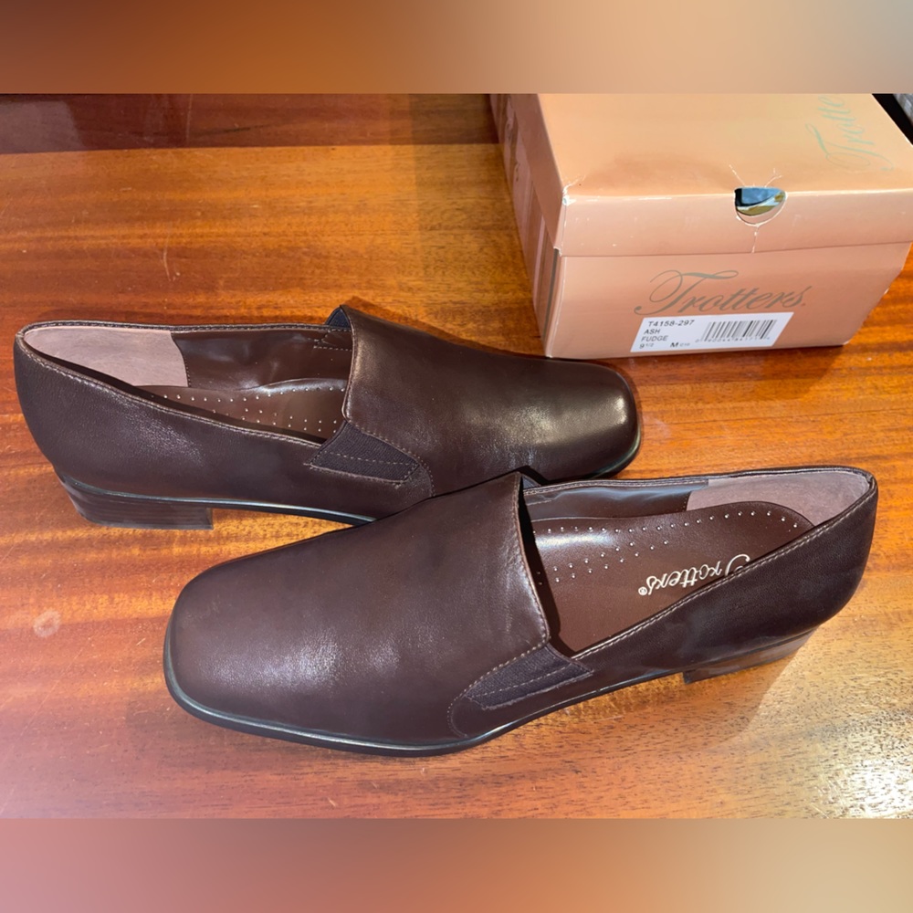 9 1/2 Women’s Trotters Slip-On Loafers